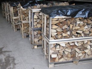 Brennholz Kisten im Lager Lüneburg